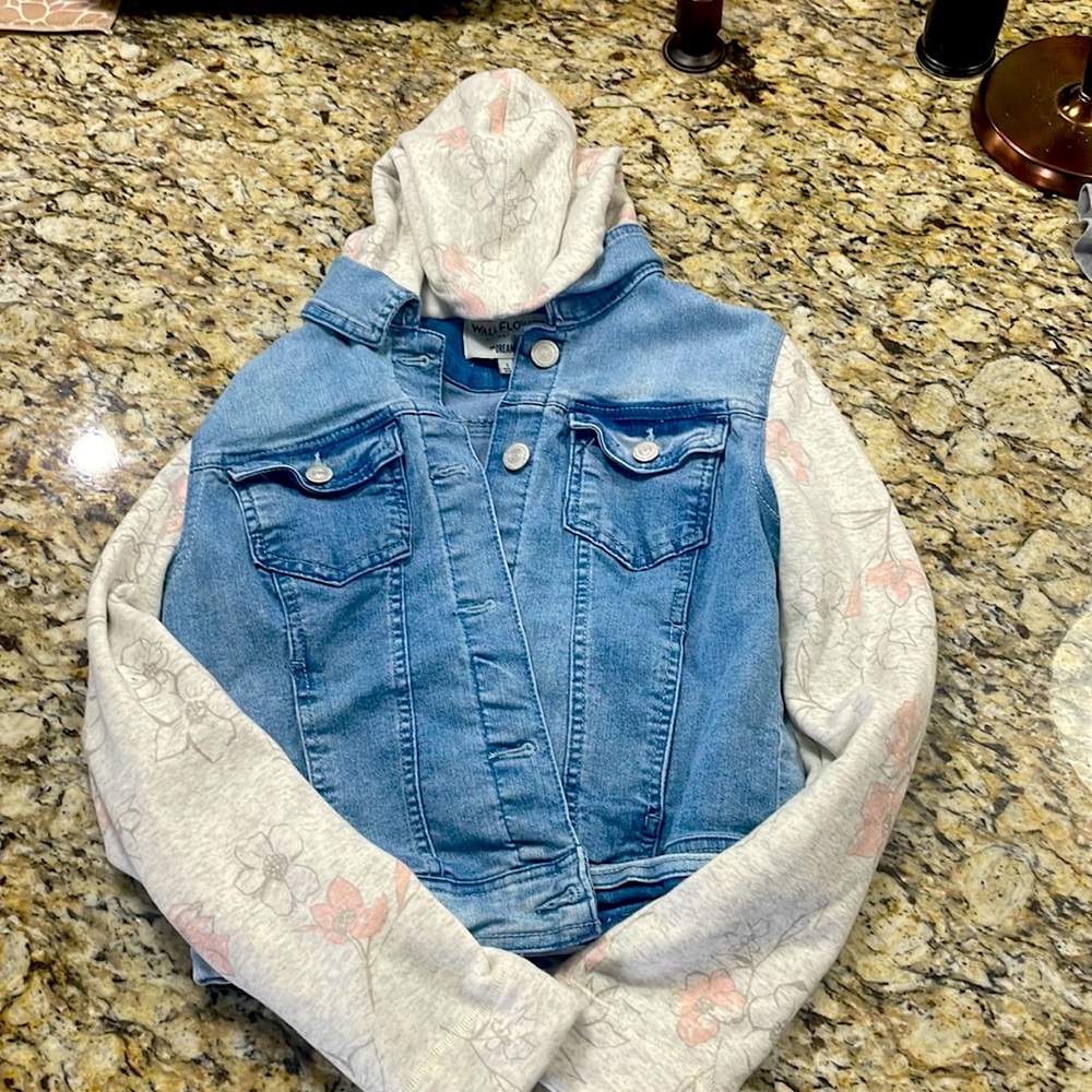 Small jean jacket with flower pattern